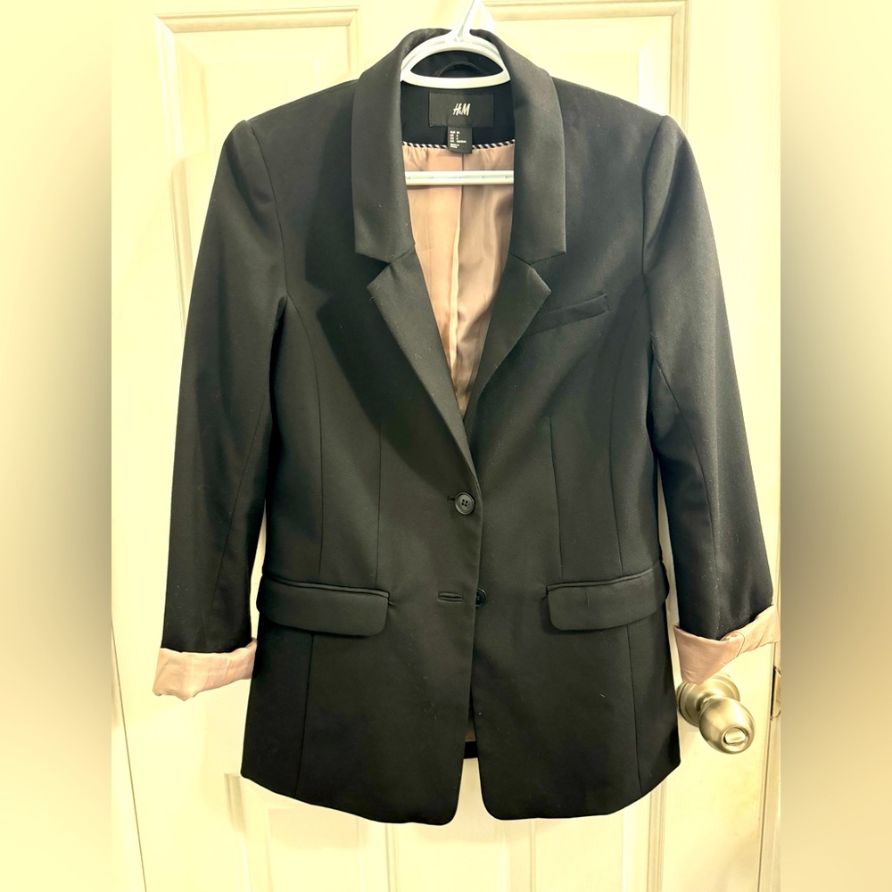 H&M Black Blazer with Notched Lapels and Structured Shoulders